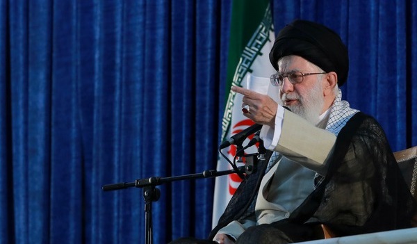 واکنش رهبر انقلاب به شعار «نبرد با آمریکا» و کنایه به ترامپ و عربستان: زرنگبازی ترامپ ایران را فریب نمیدهد| ما بحث نبرد را مطرح نمیکنیم، بحث از مقاومت میکنیم واکنش رهبر انقلاب به شعار «نبرد با آمریکا» و کنایه به ترامپ و عربستان: زرنگبازی ترامپ ایران را فریب نمیدهد| ما بحث نبرد را مطرح نمیکنیم، بحث از مقاومت میکنیم