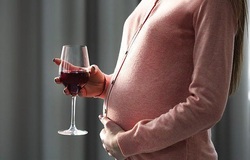 چرا زنان باردار نباید نوشیدنی الکلی بنوشند؟