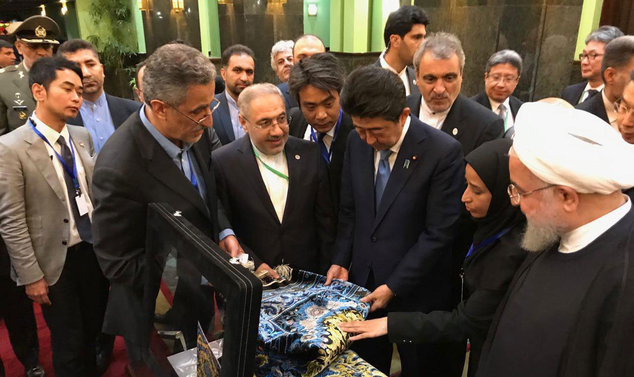 عکس| هدیه نفیسی که در حضور روحانی به آبه اهدا شد