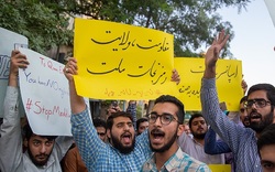 تجمع مقابل سفارت انگلیس در تهران+عکس