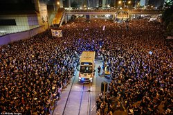 در «هنگ کنگ» چه خبر است؟| عبور آمبولانس از بین جمعیت میلیونی معترضان، شبیه عبور حضرت موسی از رود نیل+فیلم و عکس