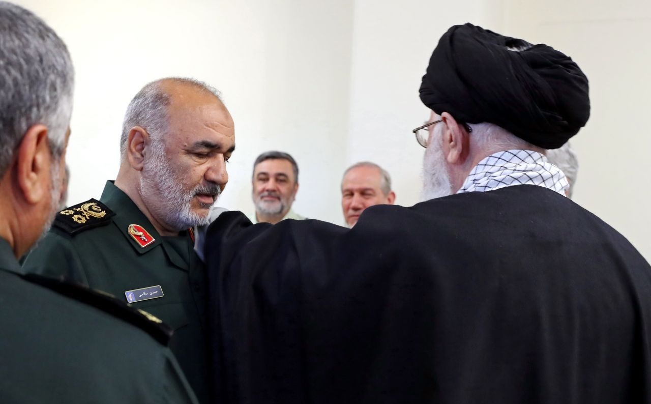 گاهی آنقدر فاصله ما با دشمن کم است که شماره سلاح آنها را میخوانیم/عصر آمریکا پایان یافته است/موشکهای بالستیک یعنی پایان دادن به سیطره ناوهای هواپیمابر/پشت سر منطق مذاکره، جنگ و تخلیه شدن از قدرت و تسلیم نهفته است گاهی آنقدر فاصله ما با دشمن کم است که شماره سلاح آنها را میخوانیم/عصر آمریکا پایان یافته است/موشکهای بالستیک یعنی پایان دادن به سیطره ناوهای هواپیمابر/پشت سر منطق مذاکره، جنگ و تخلیه شدن از قدرت و تسلیم نهفته است