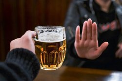 مصرف الکل؛ راه نامناسبی برای رفع کمرویی