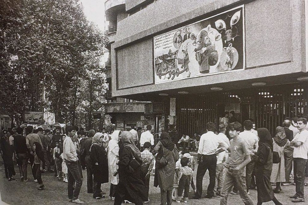 ازدحام مردم برای خرید بلیت فیلم «شهر موش‌ها» ۳۴ سال پیش/ عکس