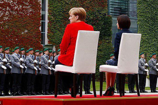 مرکل بار دیگر نشسته به استقبال مهمانانش رفت