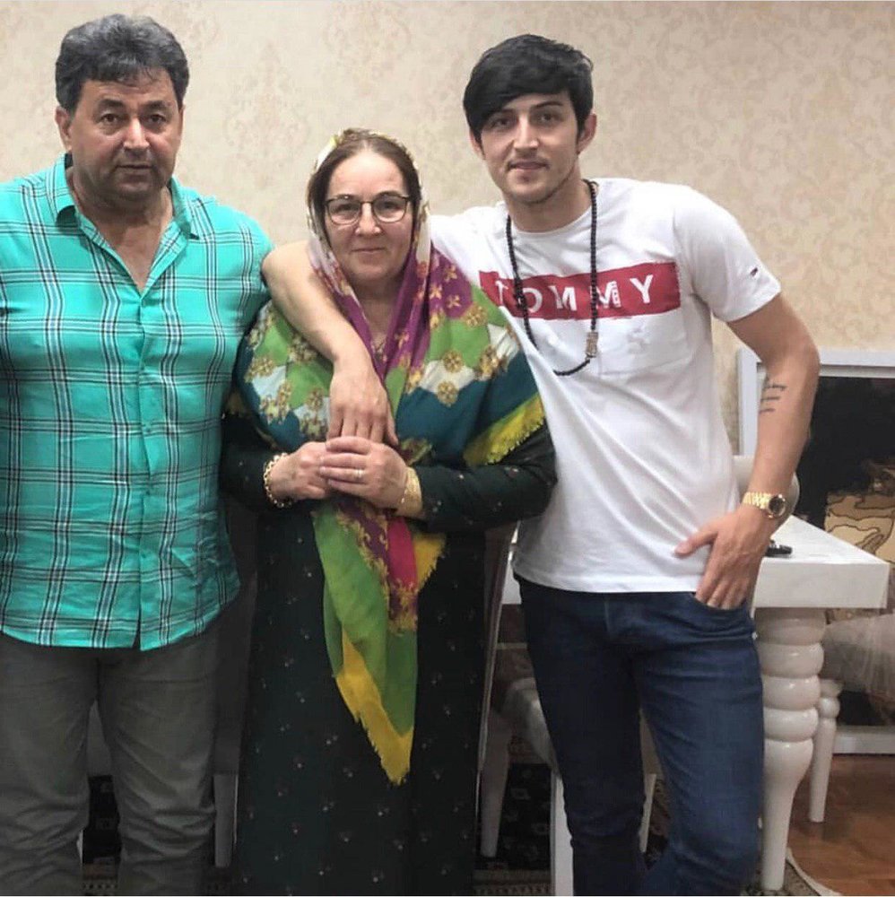 سردار آزمون در کنار پدر و مادرش/عكس