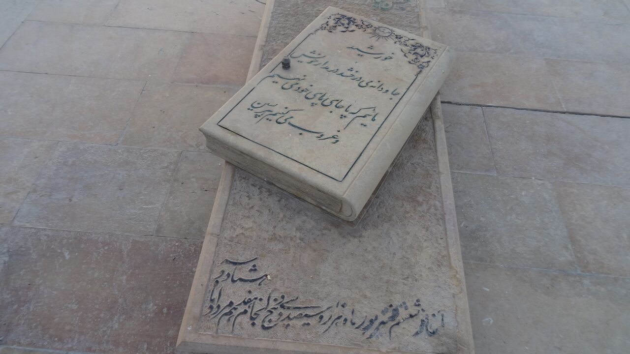 بازیگری که در لابه‌لای شعرهایش گم شد