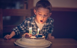 فوت کردن شمع روی کیک تولد ممنوع