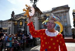 معترضان بریتانیایی مسیر منتهی به کاخ باکینگهام را بستند/ بوریس جانسون جمعیت را دور زد+عکس