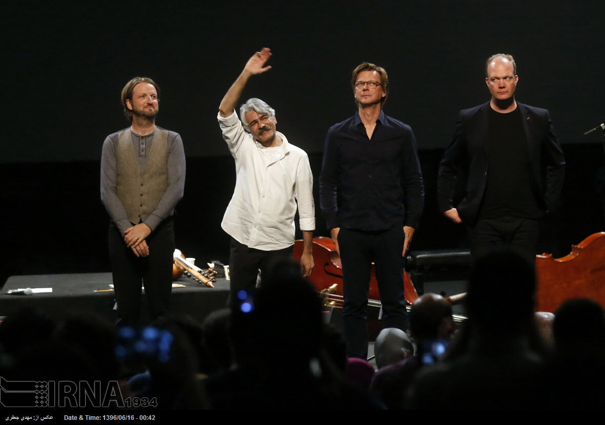 موبایل به‌دست‌ها در کنسرت و تئاتر به دنبال چه هستند؟