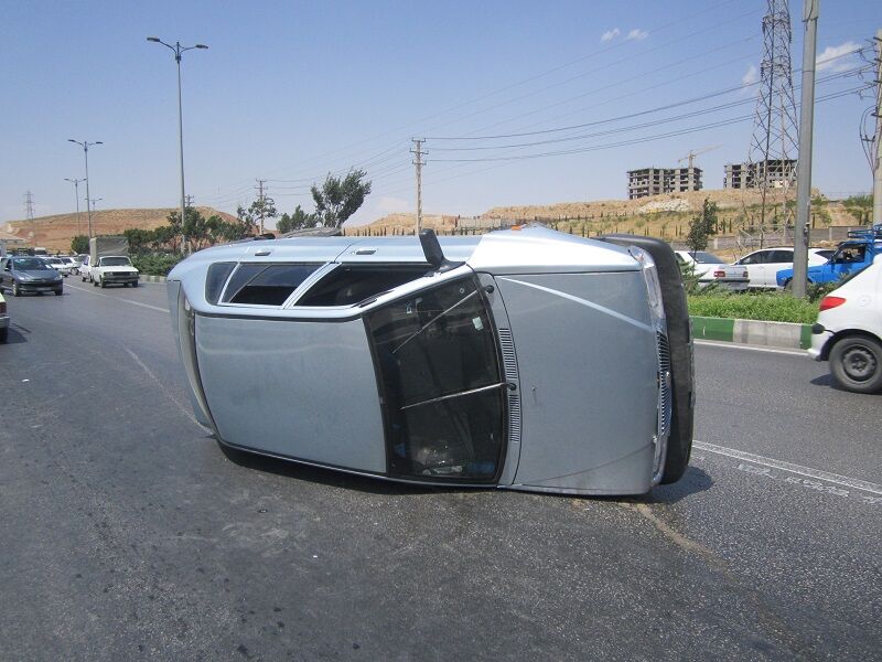 تصادف زنجیره‌ای در شیراز/ لغزندگی بزرگراه ۱۰ خودرو را در هم کوبید/ ۶ نفر مجروح شدند