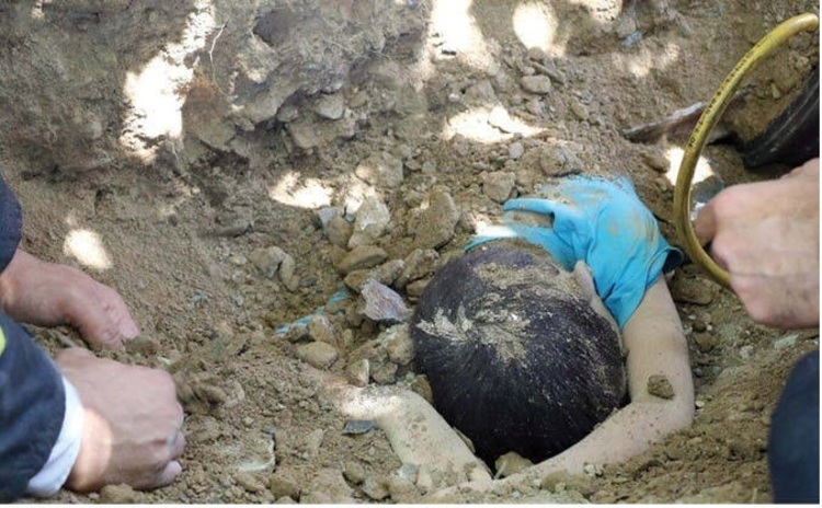 (+16) مرگ دلخراش کودک مشهدی زیر خاک‌های کامیون+ عکس