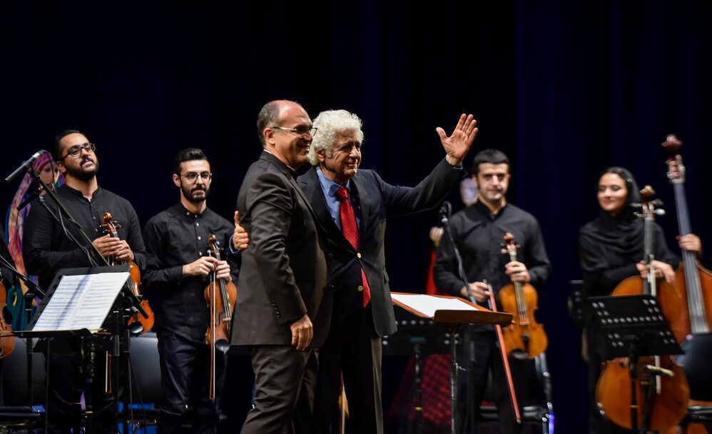 رونمایی از نشان طراحی ادنا زینلیان / لوریس چکنااریان و بردیا صدرنوری آثار کومیتاس را با ارکستر زهی و پیانو اجرا کردند