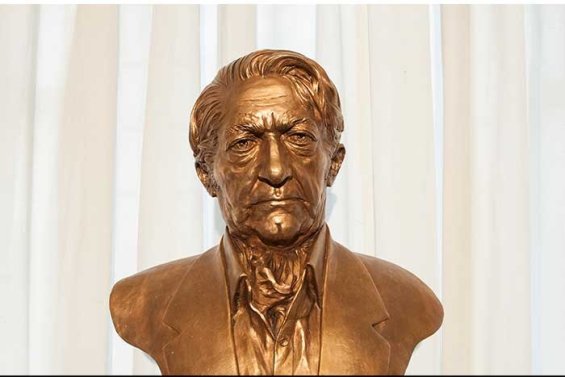 سردیس عزت‌ الله انتظامی رونمایی شد / تایید هنرمند پیش از مرگ