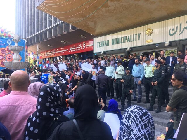 تجمع در مقابل شهرداری / فیلمهای سگ کشی جدید نیست/ برکناری پیمانکار خاطی تجمع در مقابل شهرداری / فیلمهای سگ کشی جدید نیست/ برکناری پیمانکار خاطی