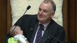 مراقبت سخنگوی پارلمان نیوزلند از نوزادی در مجلس