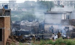 سقوط مرگبار هواپیمای پاکستانی در منطقه مسکونی