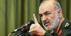 سرلشکرسلامی:رئیس جمهور آمریکا که با همه مقامات عالم با کبر و غرور صحبت می‌کند، تلاش می کند تا یک عکس یادگاری با مسئولان ایرانی بگیرد