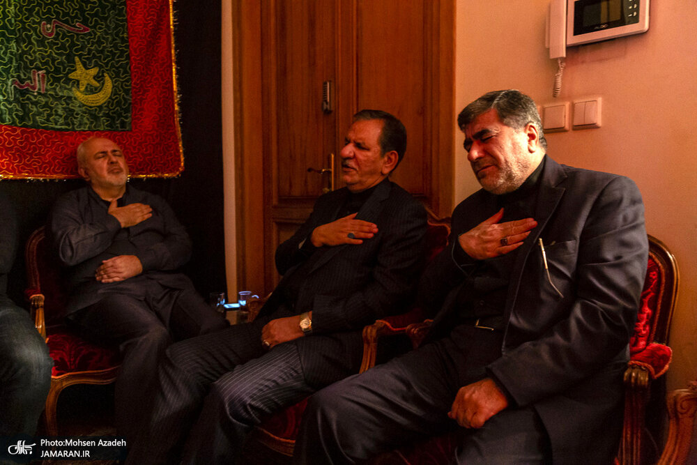 تصویری از جهانگیری، ظریف و جنتی در مراسم عزاداری شب عاشورا در منزل صادق خرازی