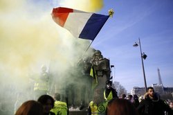 تظاهرات جلیقه زردها در پاریس همزمان با برگزاری نشست گروه ۷