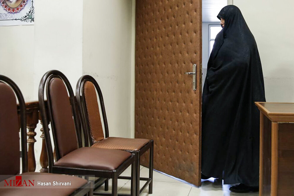 چرا شبنم نعمتزاده با چادر در دادگاه حاضر شد؟+عکس چرا شبنم نعمتزاده با چادر در دادگاه حاضر شد؟+عکس