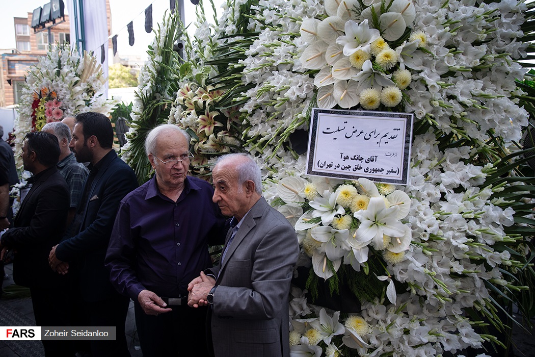 عکس| تاج گل لاکچری رئیس صداوسیما برای مراسم ترحیم اسدالله عسگراولادی