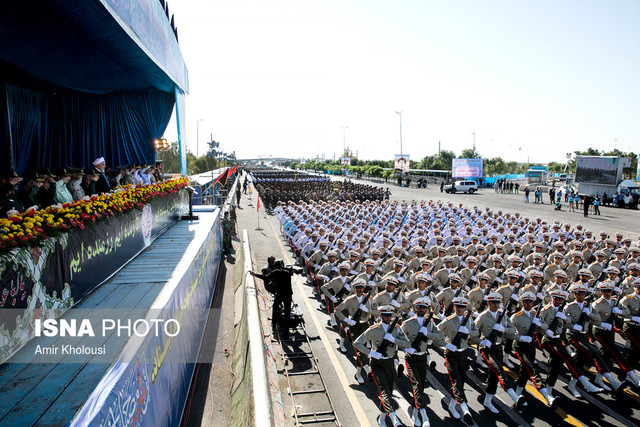 مراسم رژه نیروهای مسلح با حضور رئیس‌جمهور آغاز شد