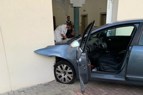 حمله یک خودرو به مسجدی در فرانسه/عکس
