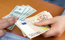 نرخ دلار کاهش یافت/ یورو ۱۲.۷۰۰ تومان شد
