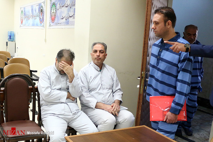 تصاویر| لباس متفاوت مدیرعامل سابق سایپا در دادگاه تصاویر| لباس متفاوت مدیرعامل سابق سایپا در دادگاه