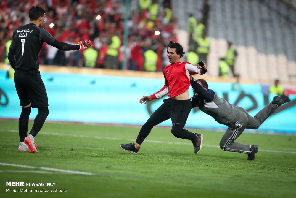 تصاویر| هوادار جنجالی داربی ۹۰ و تلاش برای گرفتن عکس یادگاری با بیرانوند