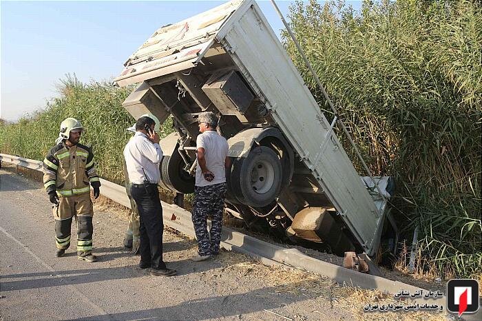 سقوط کامیونت به داخل نیزارهای حاشیه جاده ورامین/عکس
