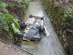 سقوط یک دستگاه خودرو به داخل رودخانه