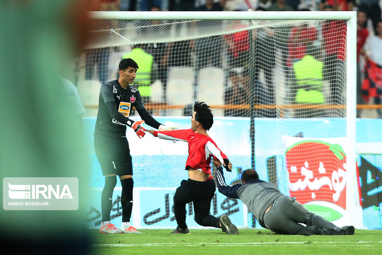 تصاویر| هوادار جنجالی داربی ۹۰ و تلاش برای گرفتن عکس یادگاری با بیرانوند