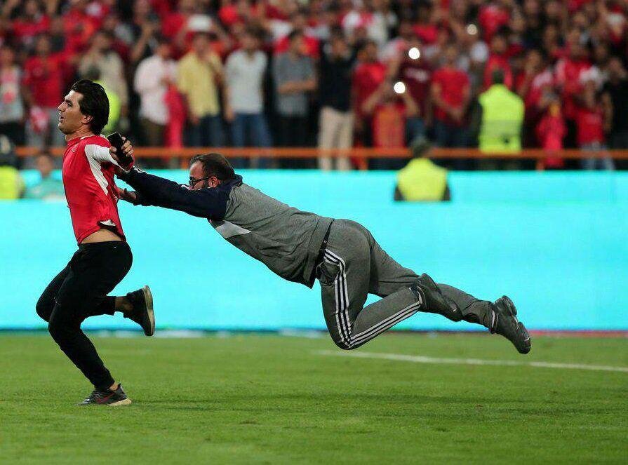 شیرجه بلند مامور امنیتی برای مهار جیمی جامپ پرسپولیسی/عکس