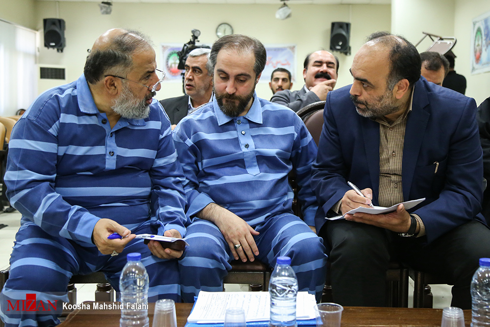 گزارش دادگاه یک فسادمالی؛ اعطای وام با سود ٣٠ درصد به مردم و ٨ درصد به اعضای خانواده! گزارش دادگاه یک فسادمالی؛ اعطای وام با سود ٣٠ درصد به مردم و ٨ درصد به اعضای خانواده!