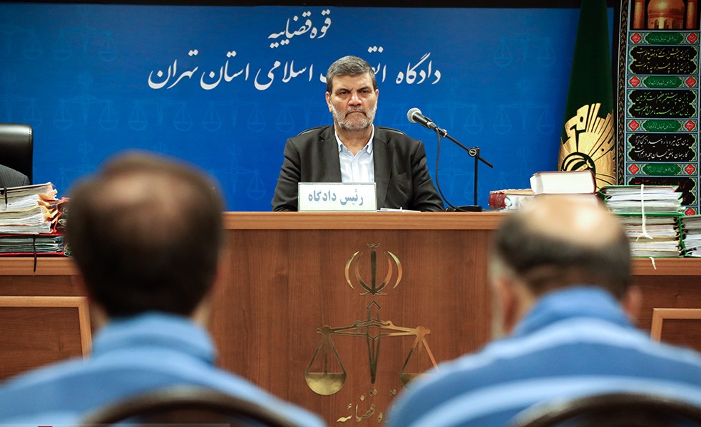 گزارش دادگاه یک فسادمالی؛ اعطای وام با سود ٣٠ درصد به مردم و ٨ درصد به اعضای خانواده! گزارش دادگاه یک فسادمالی؛ اعطای وام با سود ٣٠ درصد به مردم و ٨ درصد به اعضای خانواده!