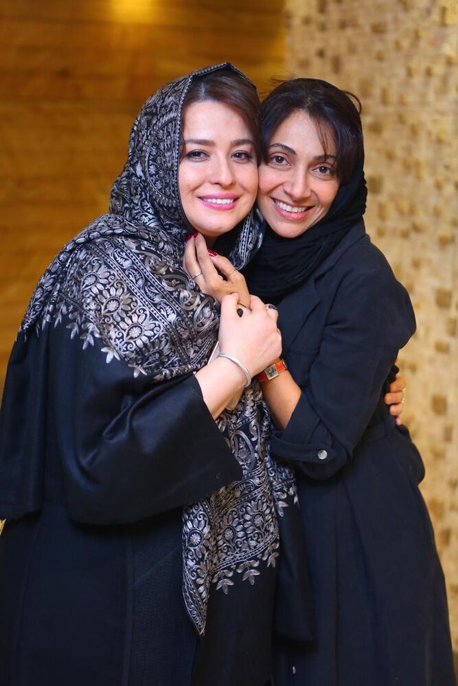 امین حیایی و همسرش، کنار مهراوه شریفی‌نیا در اکران «درخونگاه»+عکس