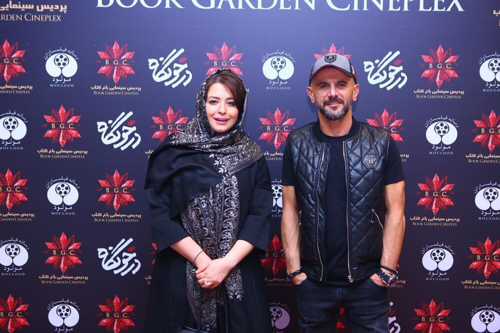 امین حیایی و همسرش، کنار مهراوه شریفی‌نیا در اکران «درخونگاه»+عکس