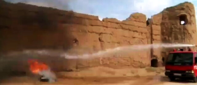 مانورِ آتش‌نشانی، قلعه را آتش زد! + فیلم و عکس