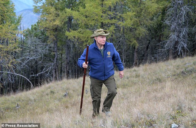 طبیعتگردی پوتین به مناسبت روز تولدش + عکس طبیعتگردی پوتین به مناسبت روز تولدش + عکس