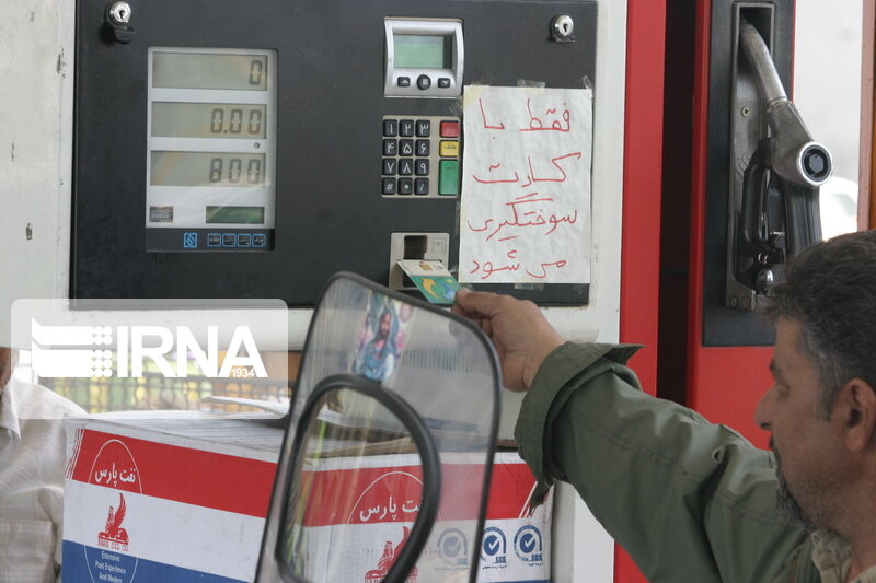سقف سوختگیری با کارت جایگاهداران ۲۰ لیتر شد/ احتمال سهمیهبندی و افزایش قیمت بنزین در سال 99 سقف سوختگیری با کارت جایگاهداران ۲۰ لیتر شد/ احتمال سهمیهبندی و افزایش قیمت بنزین در سال 99