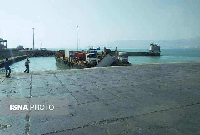 سقوط کامیون در اسکله لافت قشم+عکس سقوط کامیون در اسکله لافت قشم+عکس