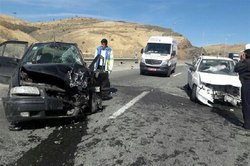 یک کشته و 2 زخمی؛ تصادف پراید با سمند در جاده ایلام-مهران