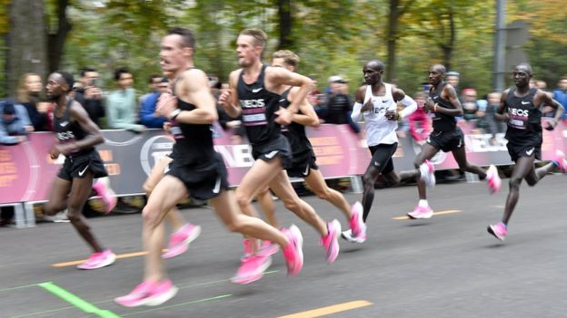 رکوردشکنی الیود کیپچوگه؛ نخستین فردی که دوی ماراتن را در کمتر از 2 ساعت دوید+تصاویر رکوردشکنی الیود کیپچوگه؛ نخستین فردی که دوی ماراتن را در کمتر از 2 ساعت دوید+تصاویر