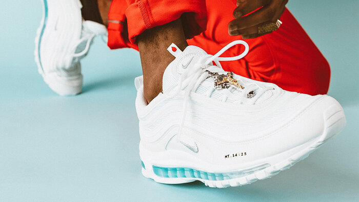 راه رفتن روی آب با کتانیِ ۴ هزار دلاری «مسیح»+عکس راه رفتن روی آب با کتانیِ ۴ هزار دلاری «مسیح»+عکس