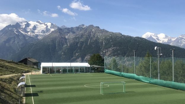 ۱۰۰۰ توپ گمشده در ۴۰ سال؛ بازی در مرتفعترین ورزشگاه اروپا چه حالی دارد؟+عکس ۱۰۰۰ توپ گمشده در ۴۰ سال؛ بازی در مرتفعترین ورزشگاه اروپا چه حالی دارد؟+عکس