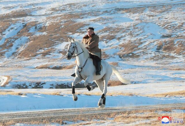 کیم جونگ اون سوار بر اسب سفید + عکس کیم جونگ اون سوار بر اسب سفید + عکس