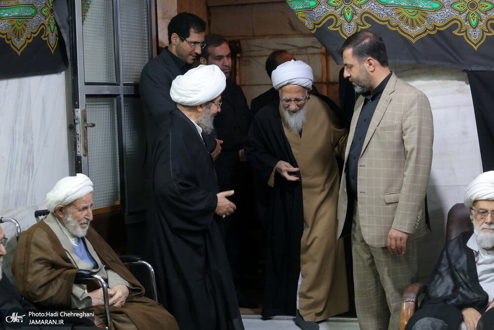 تصویری از آیات عظام جوادی آملی، علوی بروجردی، نوری همدانی و یزدی در مراسم عزاداری اربعین