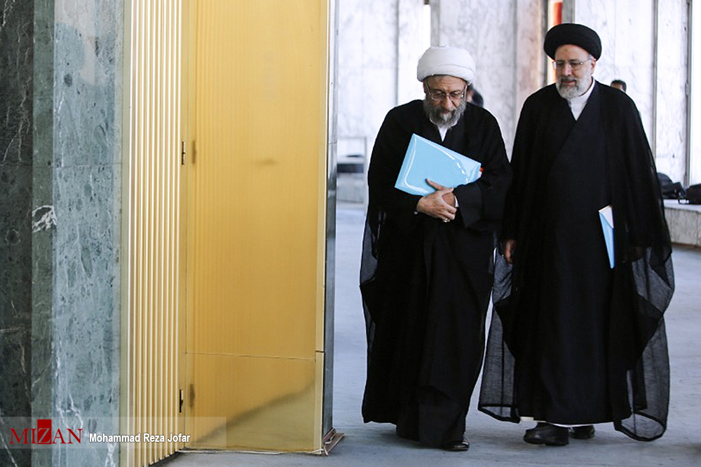 تصاویر| رئیسی و آملی‌لاریجانی درباره چه صبحت می‌کنند؟